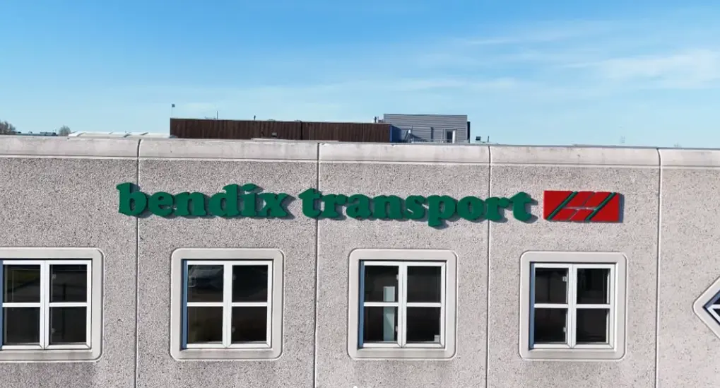 Bendix Transport facadeskilt monteret højt på bygningen