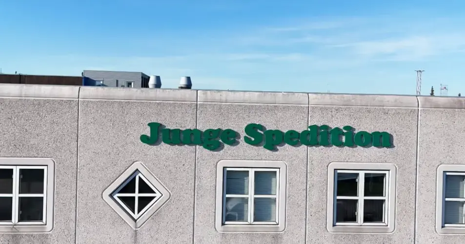 Junge Spedition facadeskilt monteret højt på bygningen