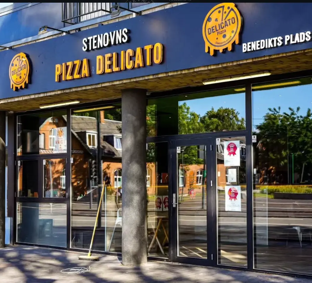 Pizza Delicato facadeskilt med orange og hvide lysbogstaver
