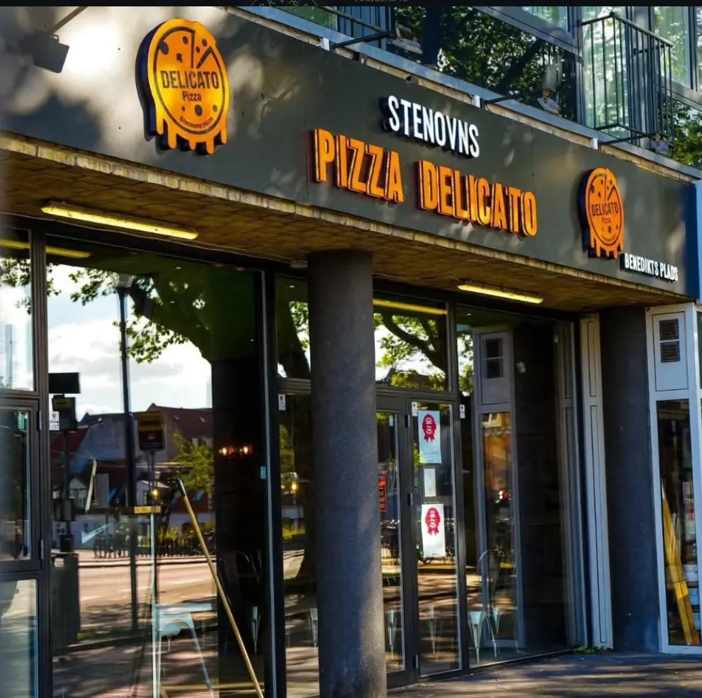 Pizza Delicato facade set fra siden